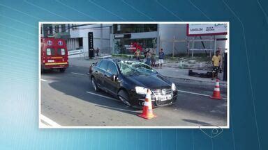 Gazeta Meio Dia Motorista fica ferido após capotar carro e bater em