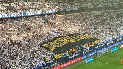 Schalke Ultras Provozieren Bvb Fans Mit Bannern Im Revierderby S