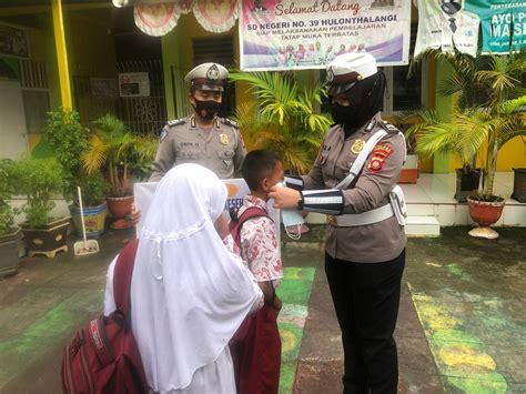 Sat Lantas Polres Gorontalo Kota Bagikan Masker Ke Sekolah Cegah