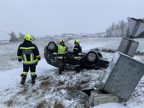 Winterliche Fahrbahnverhältnisse PKW Überschlag im Ortsgebiet PKW