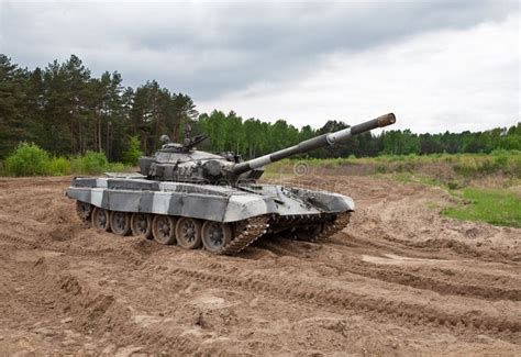 Tanque De Batalla Principal Rusia Va A Sacar El Polvo En Un Camino