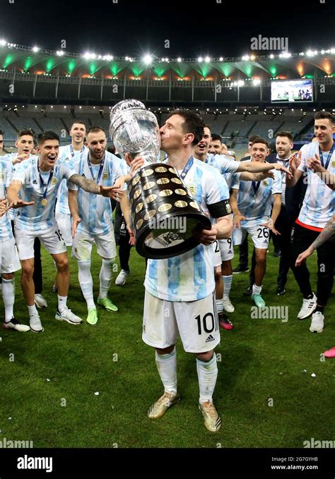 Messi kiss hi-res stock photography and images - Alamy