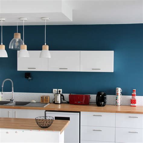 Cuisine ouverte scandinave bleue Crédence cuisine blanche Idée déco