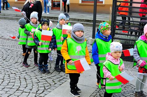 Przedszkolaki śpiewają hymn Polski na Rynku w Oleśnicy