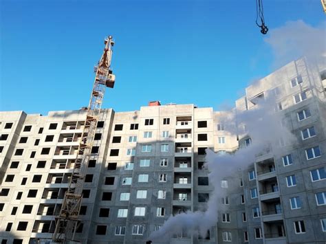 Vista De Um Canteiro De Obras Em Um Dia Gelado Ensolarado De Inverno A