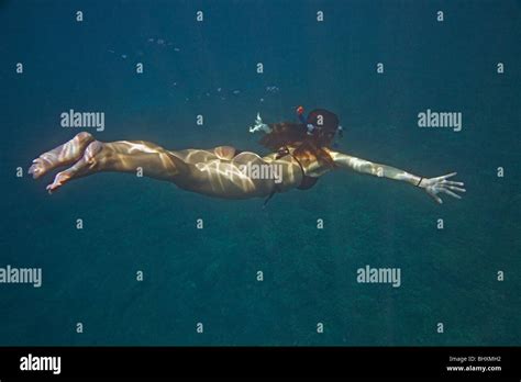 Sous Marine Bikini Girl Plongeur Tuba Banque De Photographies Et Dimages Haute R Solution Alamy