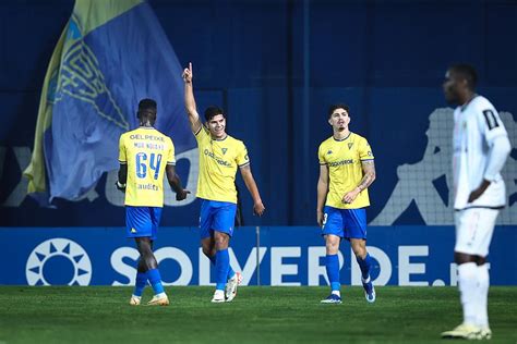 Estoril regressa às vitórias e derrota Estrela Renascença