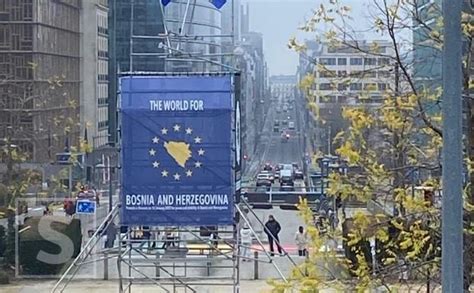 Foto Postavljen Bosanski Toranj U Briselu Pogledajte Kako Izgleda