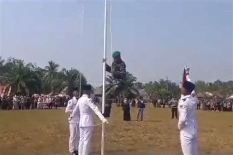 Aksi Heroik Sertu Ahmadi Panjat Tiang Bendera Untuk Perbaiki Tali Lepas