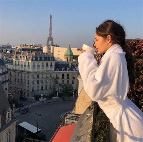Instagram Kim Glow en bikini dans la neige Clara Morgane topless Télé Loisirs