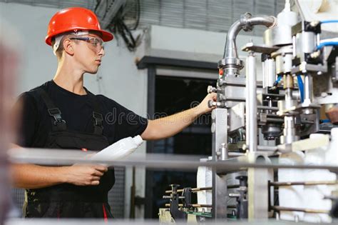 Trabajador De L Nea De Producci N O Tecn Logo En Uniforme Que Trabaja