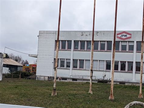 Les pompiers éteignent des voitures en feu à Avermes Allier Avermes