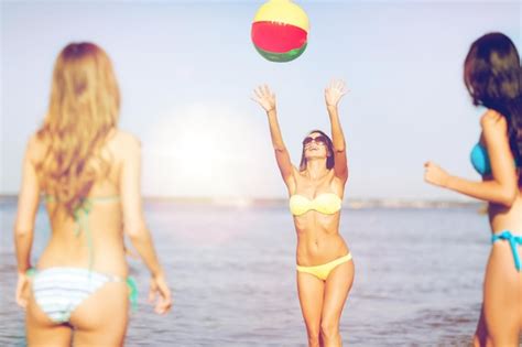 Concepto De Vacaciones De Verano Vacaciones Y Actividades En La Playa Chicas En Bikini