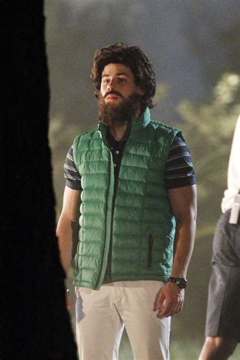 Nick Jonas Sports Giant Beard on Set of 'Scream Queens' | Cambio