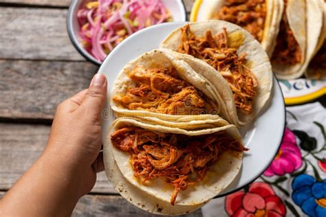 Tacos Cochinita Pibil Mexicanos Con Cebolla Sobre Fondo Blanco Foto De