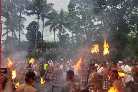 Sakral Dan Menegangkan Tradisi Siat Api Di Duda Karangasem Kembali