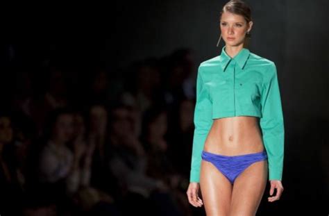 Kutcher Und Ambr Sio Er Ffnen Bikini Schau