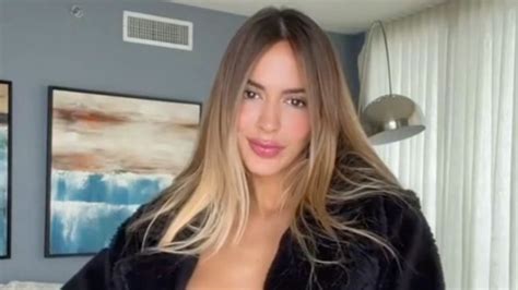 Qué cuerpazo Shannon de Lima posó en playa con diminuto bikini