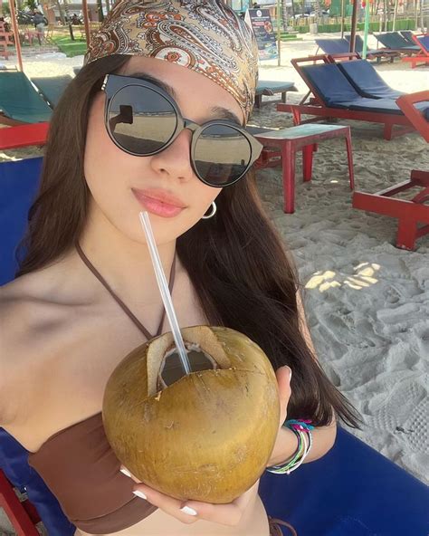 BINI AIAH In 2024 Pretty Brunette Photography Poses For Men Pretty People