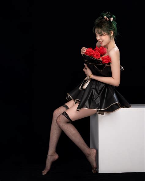 1419873 Asian Bouquets Roses Smile Sitting Legs Stockings Dress Black Background Rare