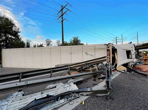 Kanton Aargau Umgekippter Lastwagen Blockiert Autobahn S Dkurier