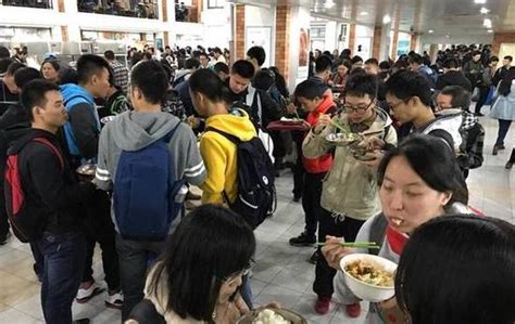 北大学生被曝在食堂站着吃饭 校方回应图新浪湖南新浪网