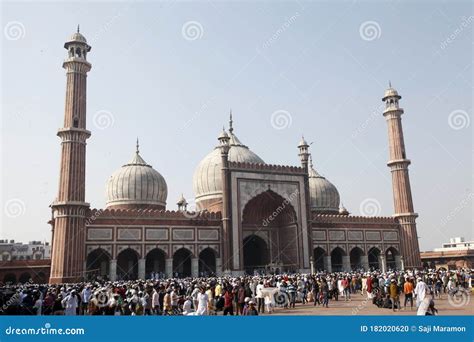 Jama Masjid Delhi The Largest And Oldest Mosque In India Built By