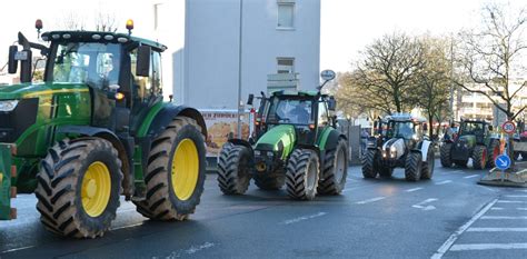 Aus Protest Landwirte Legen Den Verkehr Lahm Lokaldirekt