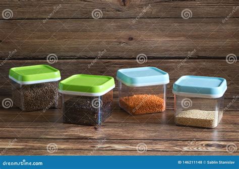 Cereales En Envases De Pl Stico En Una Tabla De Madera Foto De Archivo