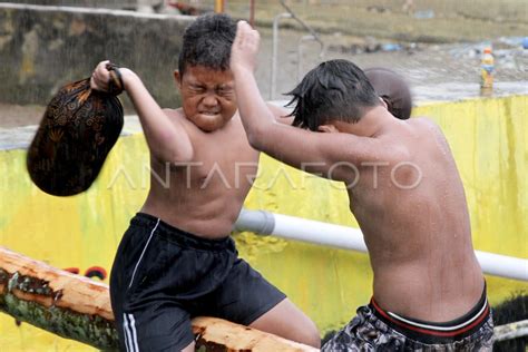 Lomba Pukul Bantal Di Hut Ke Kemerdekaan Ri Antara Foto