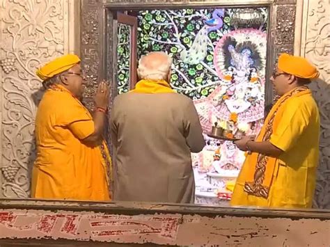 जन्मभूमि मंदिर में मोदी ने की पूजा