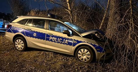 Nastolatki w radiowozie Dlaczego młodszy policjant nie został