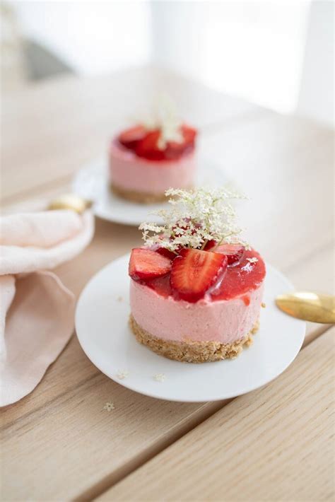 Sommerliche Erdbeer Joghurt Torte mit Holunderblütensirup ganz ohne