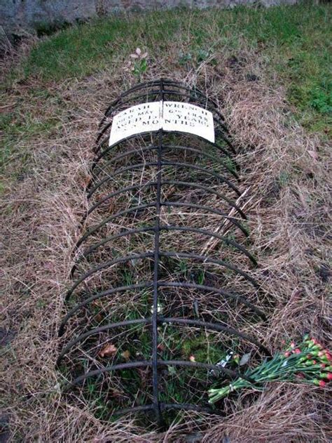 Weirdly Fascinating And Bizarre Gravestones From Around The World