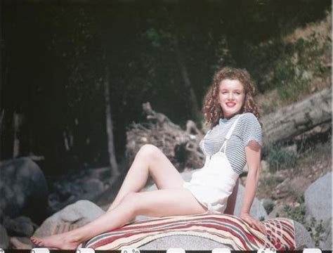 Printemps Été 1945 Californie Norma Jeane en Tee Shirt rayé par