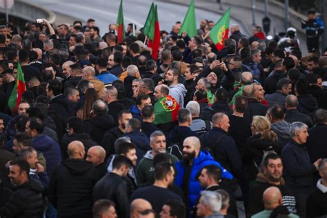 Forças de segurança protestam enquanto MAI está reunido