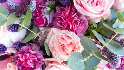 Ursnygg Bukett Av Rosor Och Nejlikor Med Dekorativa Torkade Blommor