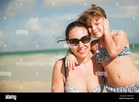 Belle Fillette En Bikini La Plage Banque De Photographies Et Dimages