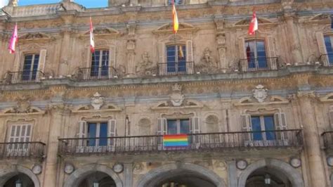 El Ayuntamiento de Salamanca luce en su balcón una bandera arcoiris en