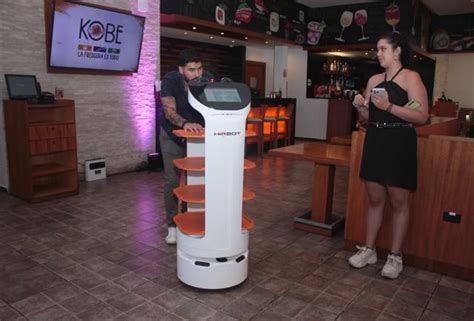 Guayaquil Tiene Su Primera Mesera Robot