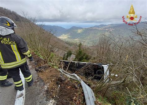 Pullman Turistico Finisce In Una Scarpata Nel Messinese Tragedia