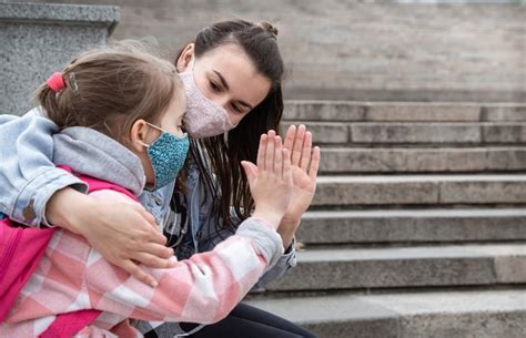 Zur Ck Zur Schule Kinder Mit Coronavirus Pandemie Gehen In Masken Zur