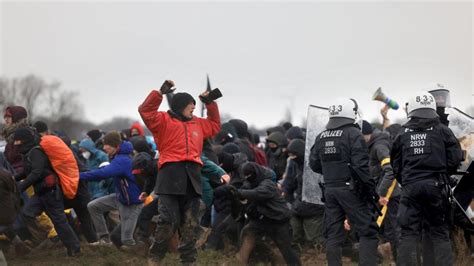 Zusammenstöße zwischen Polizei und Demonstranten bei Lützerath