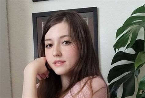 Hot Brunettes 20 Pics