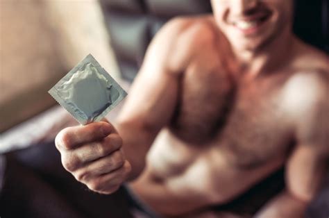 Relaciones gay entre jóvenes y maduros Tabú y realidad El Cuarto Oscuro