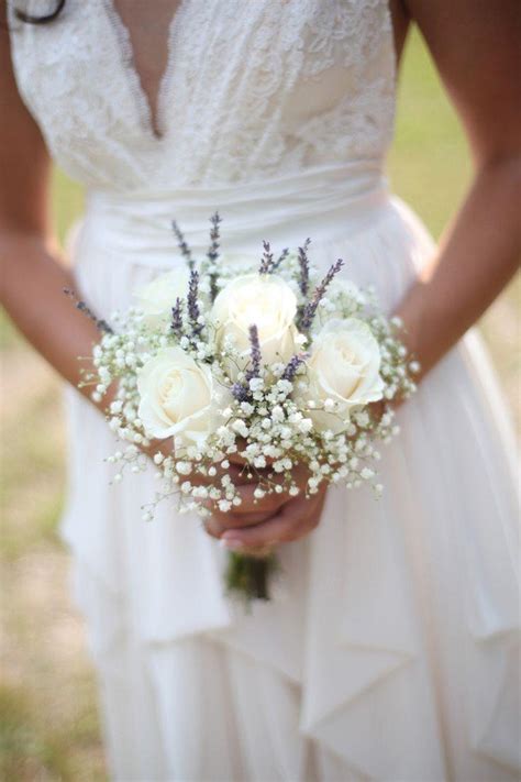 minimal bridal bouquet| Arabia Weddings