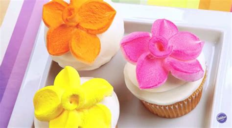 Simple And Easy Way Of Making Edible Flower Cupcake Toppers. I Can’t ...