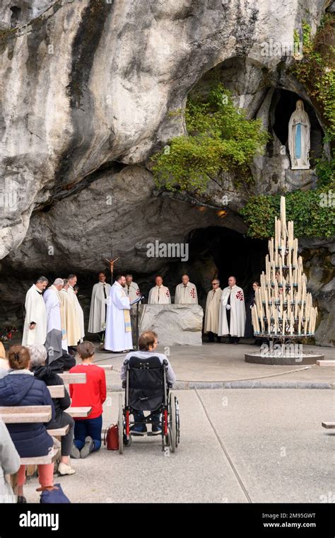 Lourdes Suroeste De Francia Misa En La Gruta De Massabielle