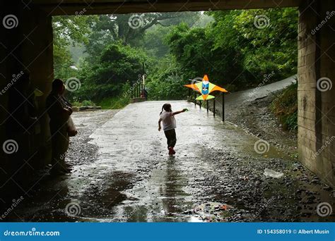 El Caminar A Lo Largo De La Costa Del Mar Negro En Diversas Condiciones