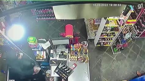 VÍdeo Trio Assalta Mercado Em Caraguatatuba E Adolescente é Apreendido